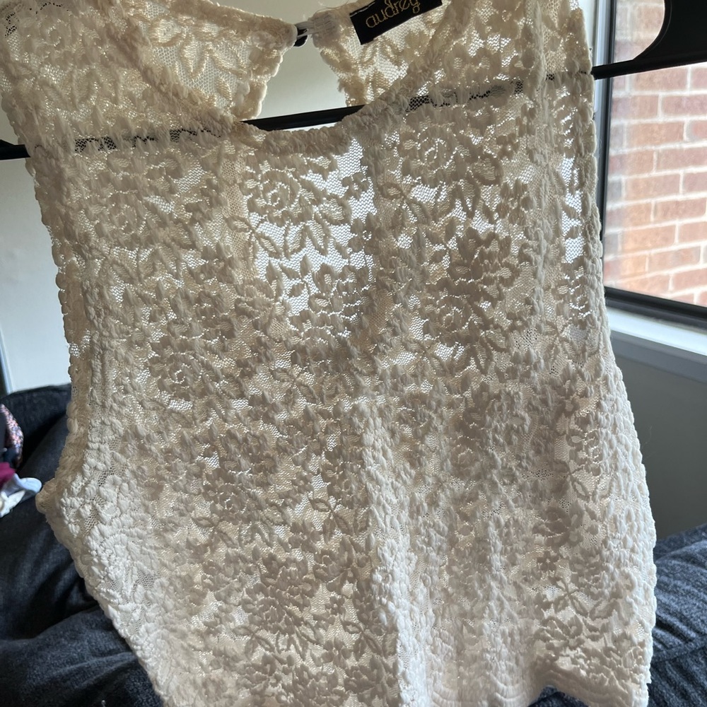 White lace tank, beautiful!